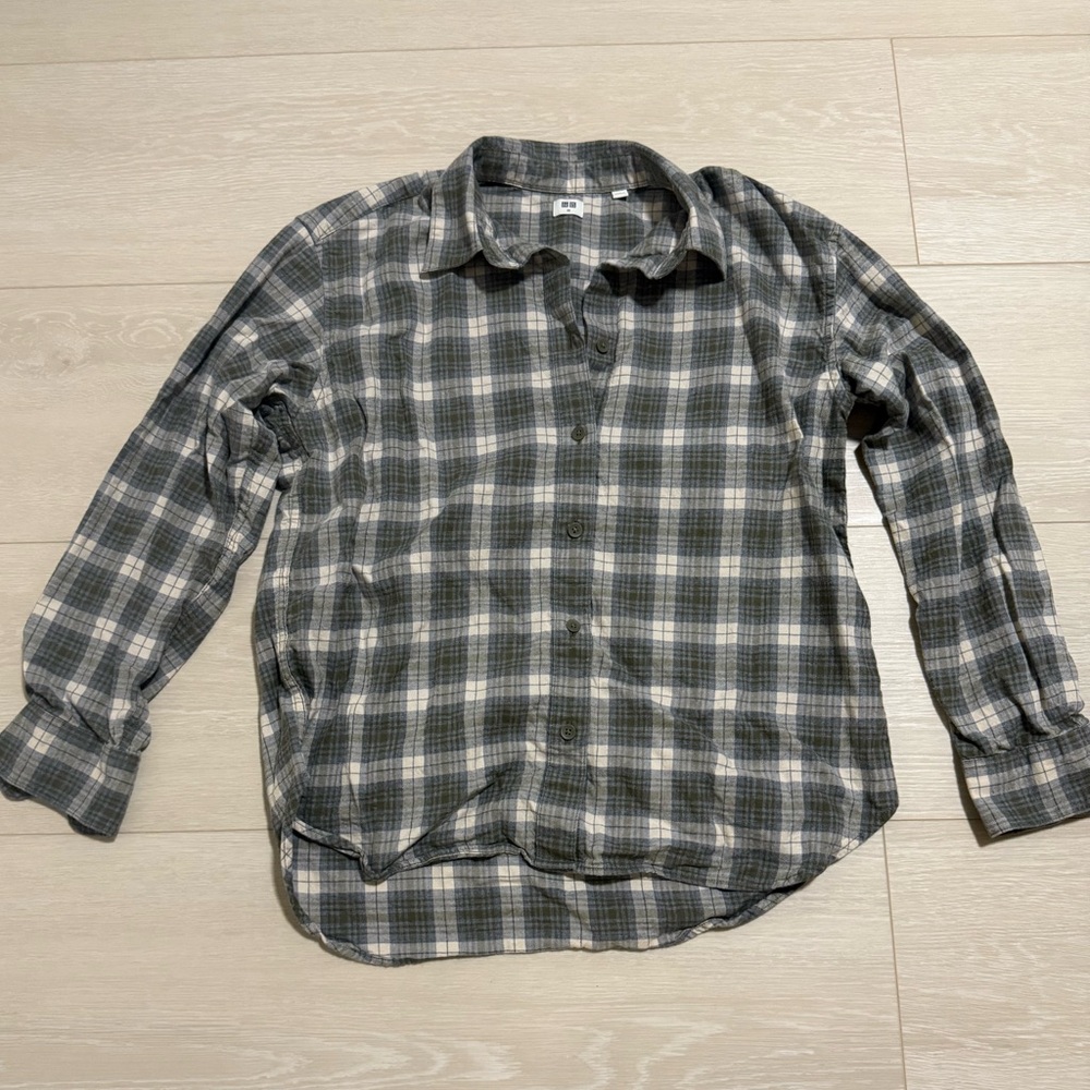 ✨Uniqlo Green Plaid Button Down Shirt - Picture 2 of 9